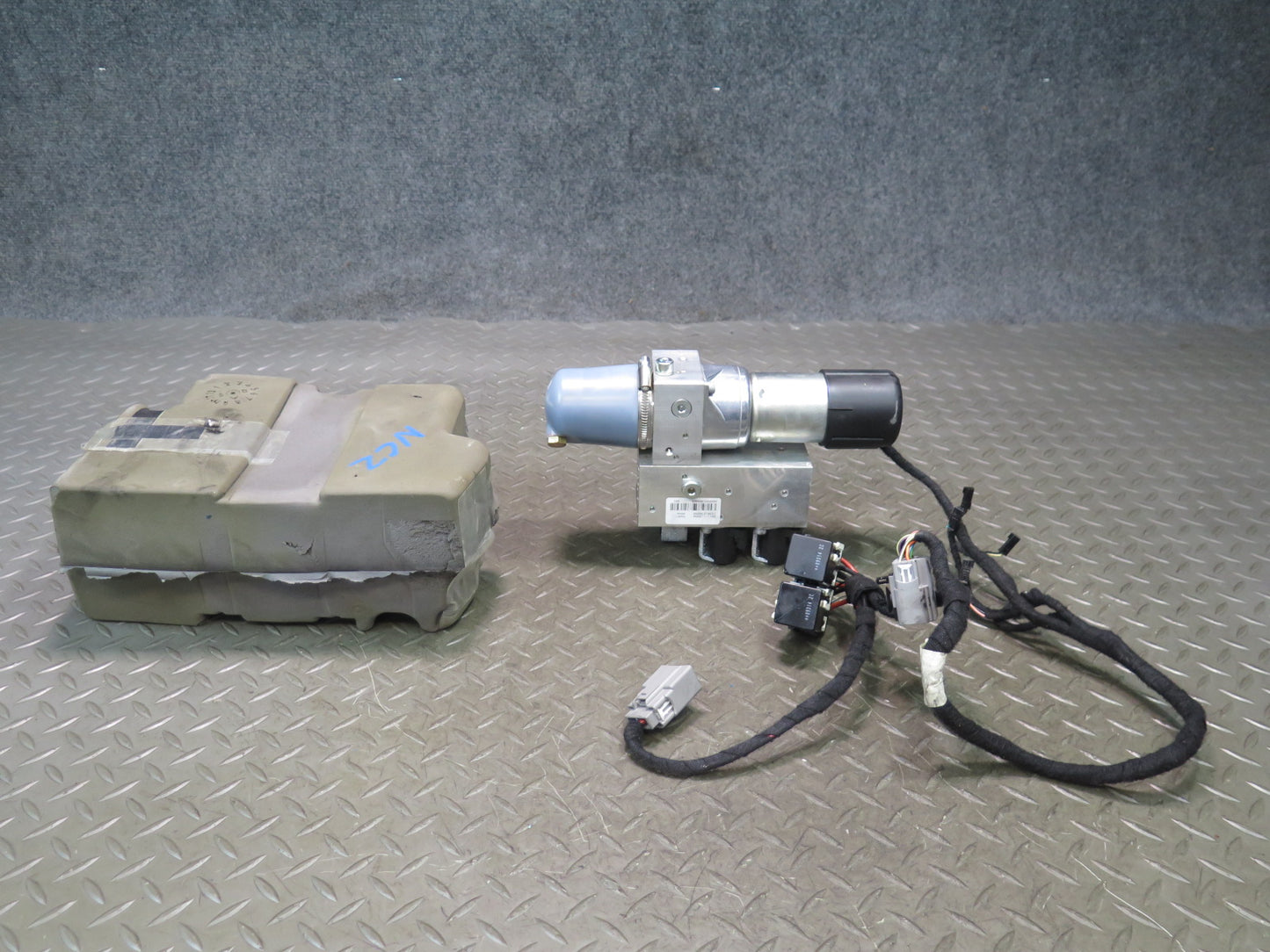 10-19 Nissan 370Z Convertible TOP Roof Hydraulic Pump w Sound Cover OEM