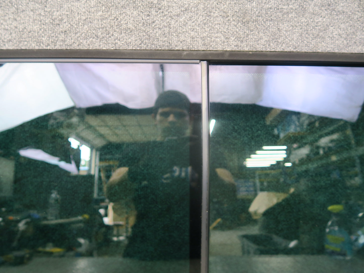 01-03 Volkswagen VW Eurovan T4 Center Middle Left Movable Glass Window OEM