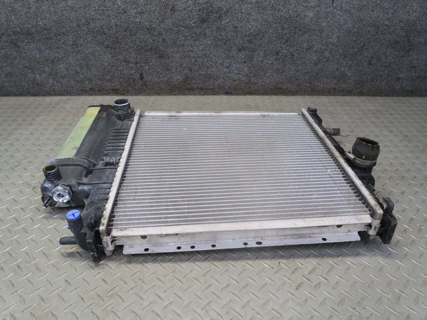 96-98 BMW E36/7 Z3 1.9L M44 Engine Cooling Radiator w Expension Reservoir