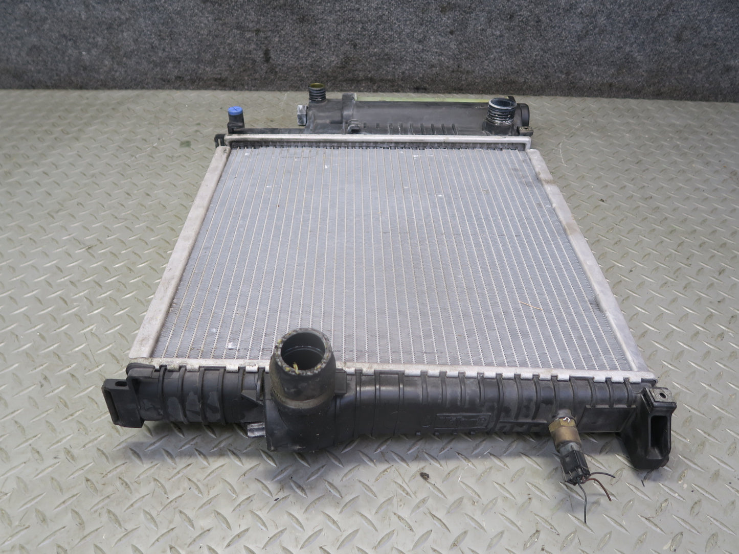 96-98 BMW E36/7 Z3 1.9L M44 Engine Cooling Radiator w Expension Reservoir