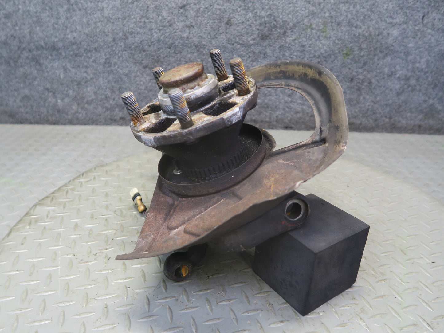 1984-1986 Porsche 928 S Front Right Side Spindle Knuckle Wheel Hub Bearing