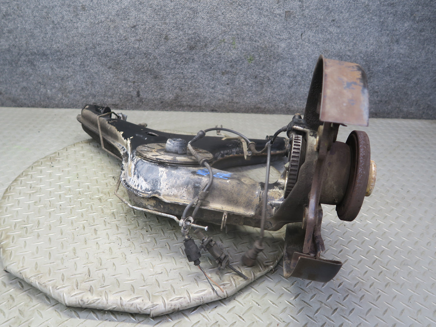 99-03 VW Eurovan T4 Rear Right Spindle Knuckle Wheel Hub Bearing 136K Miles OEM