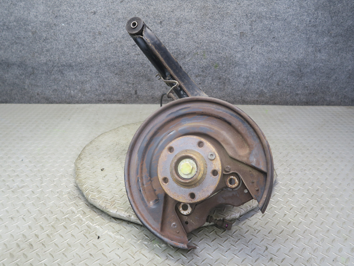 99-03 VW Eurovan T4 Rear Right Spindle Knuckle Wheel Hub Bearing 136K Miles OEM