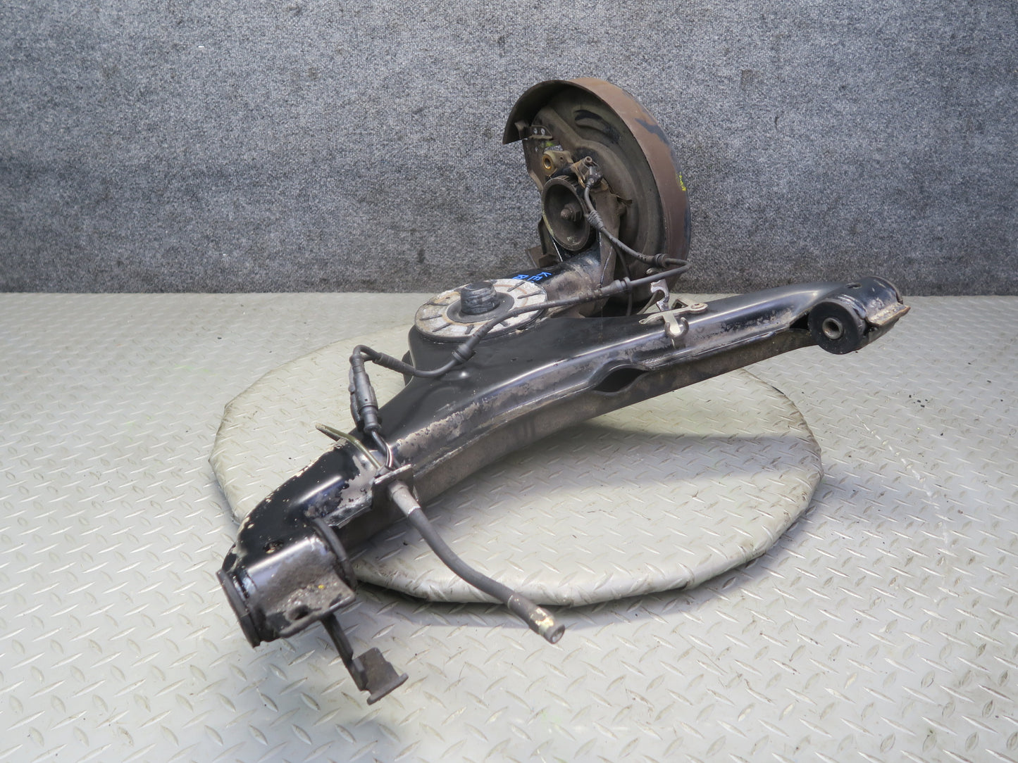 99-03 VW Eurovan T4 Rear Left Spindle Knuckle Wheel Hub Bearing 136K Miles OEM