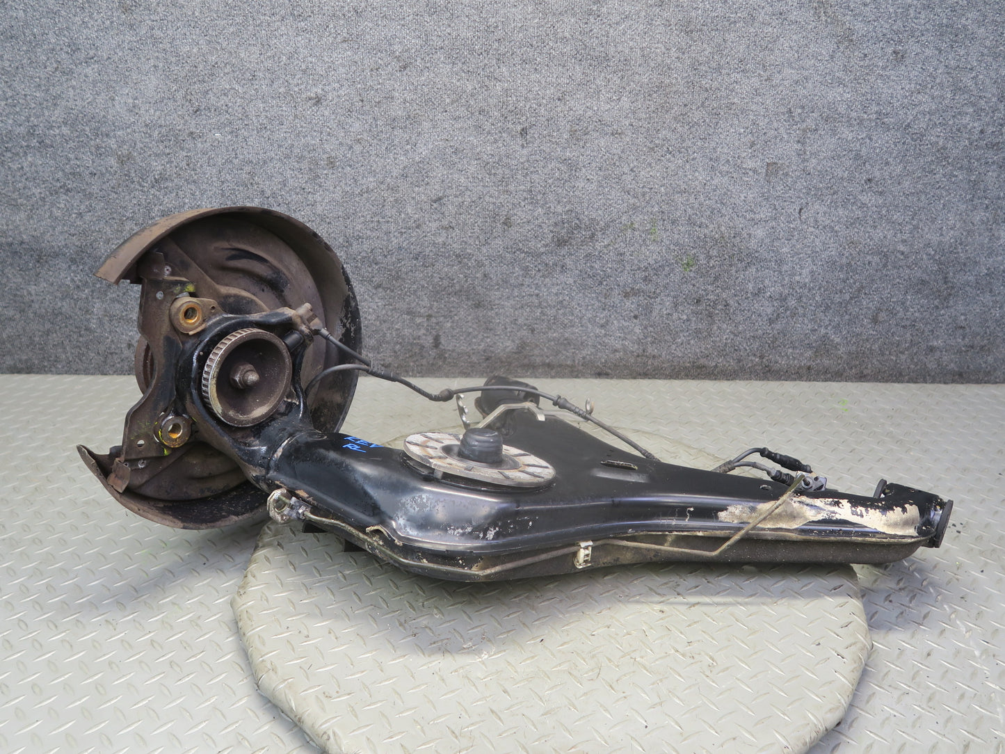 99-03 VW Eurovan T4 Rear Left Spindle Knuckle Wheel Hub Bearing 136K Miles OEM