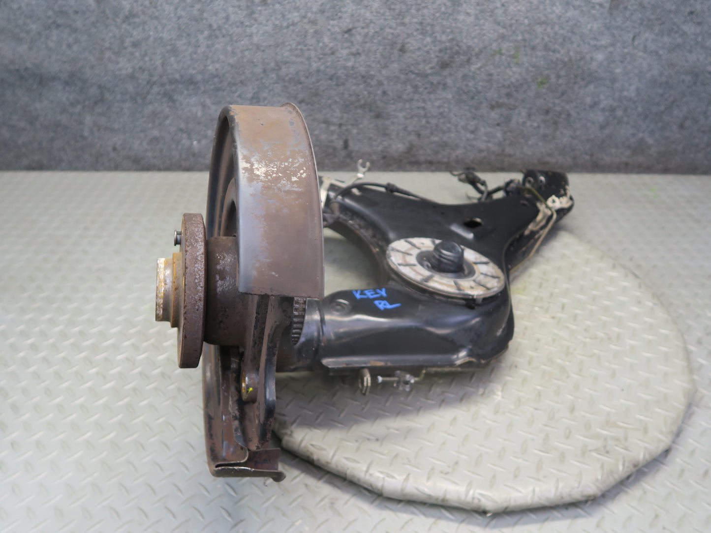 99-03 VW Eurovan T4 Rear Left Spindle Knuckle Wheel Hub Bearing 136K Miles OEM