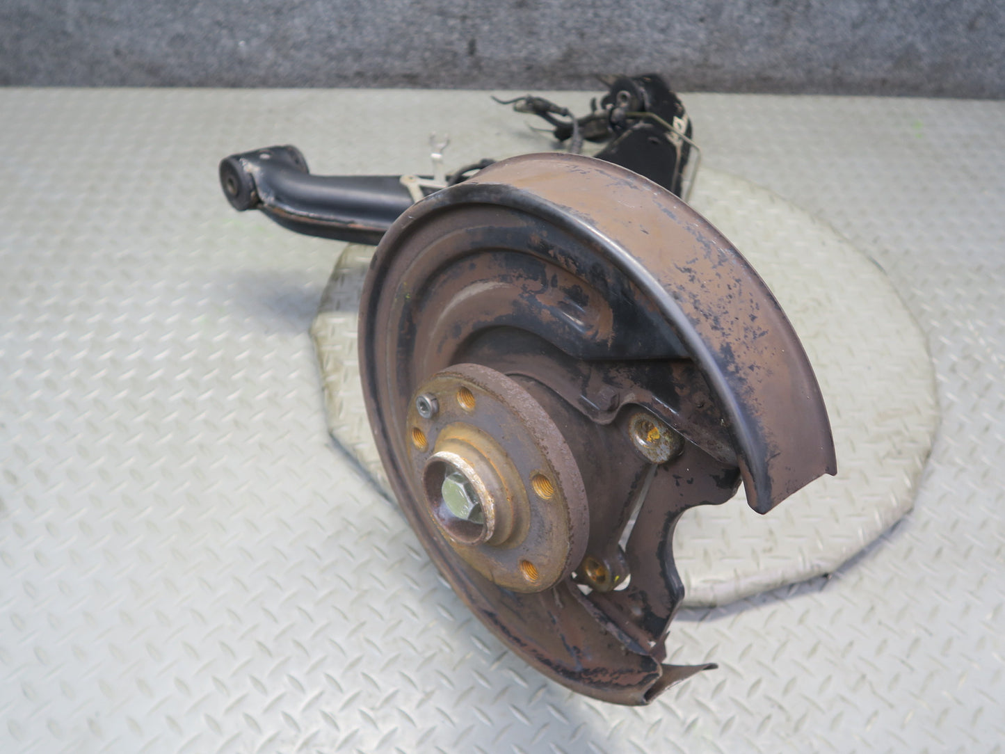 99-03 VW Eurovan T4 Rear Left Spindle Knuckle Wheel Hub Bearing 136K Miles OEM