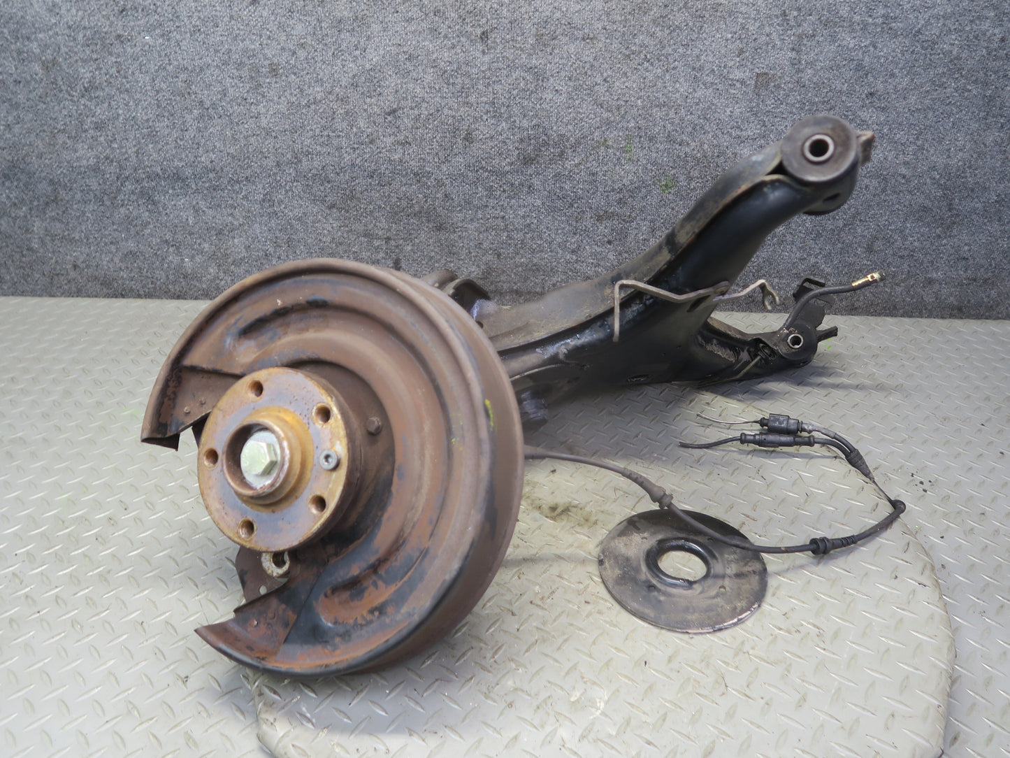 99-03 VW Eurovan T4 Rear Left Spindle Knuckle Wheel Hub Bearing 136K Miles OEM