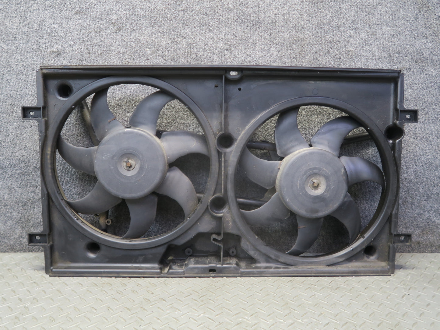 99-03 VW Eurovan T4 2.8L Engine Radiator Cooling Fan Motor Shroud 7D0121207 OEM