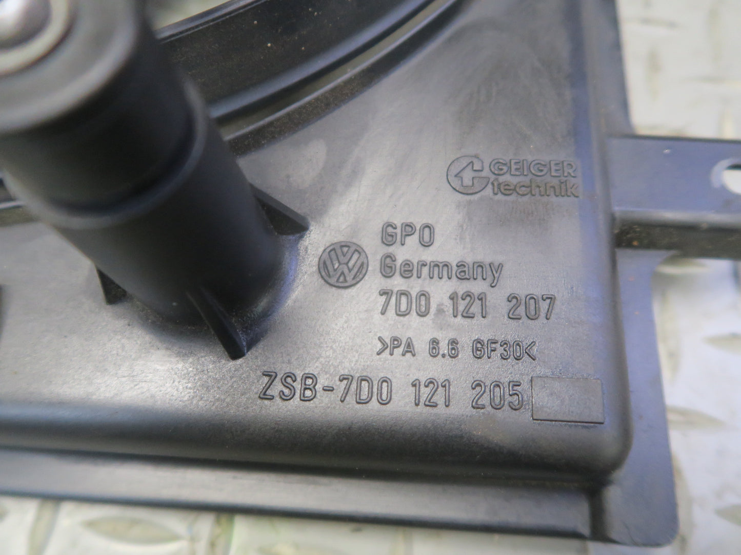 99-03 VW Eurovan T4 2.8L Engine Radiator Cooling Fan Motor Shroud 7D0121207 OEM