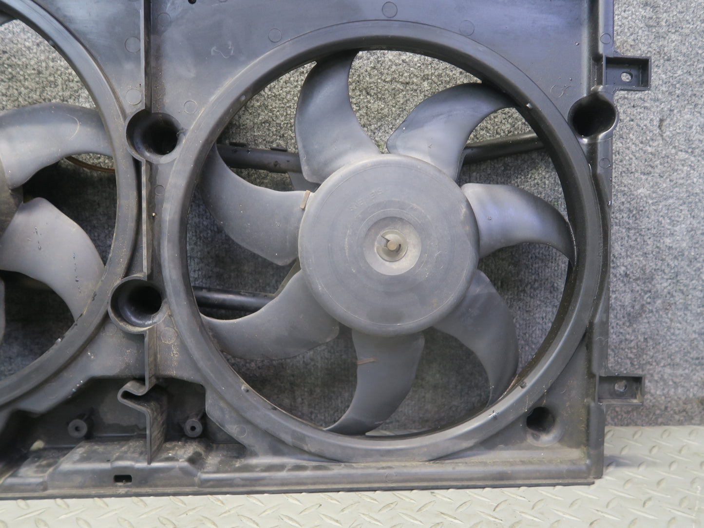99-03 VW Eurovan T4 2.8L Engine Radiator Cooling Fan Motor Shroud 7D0121207 OEM