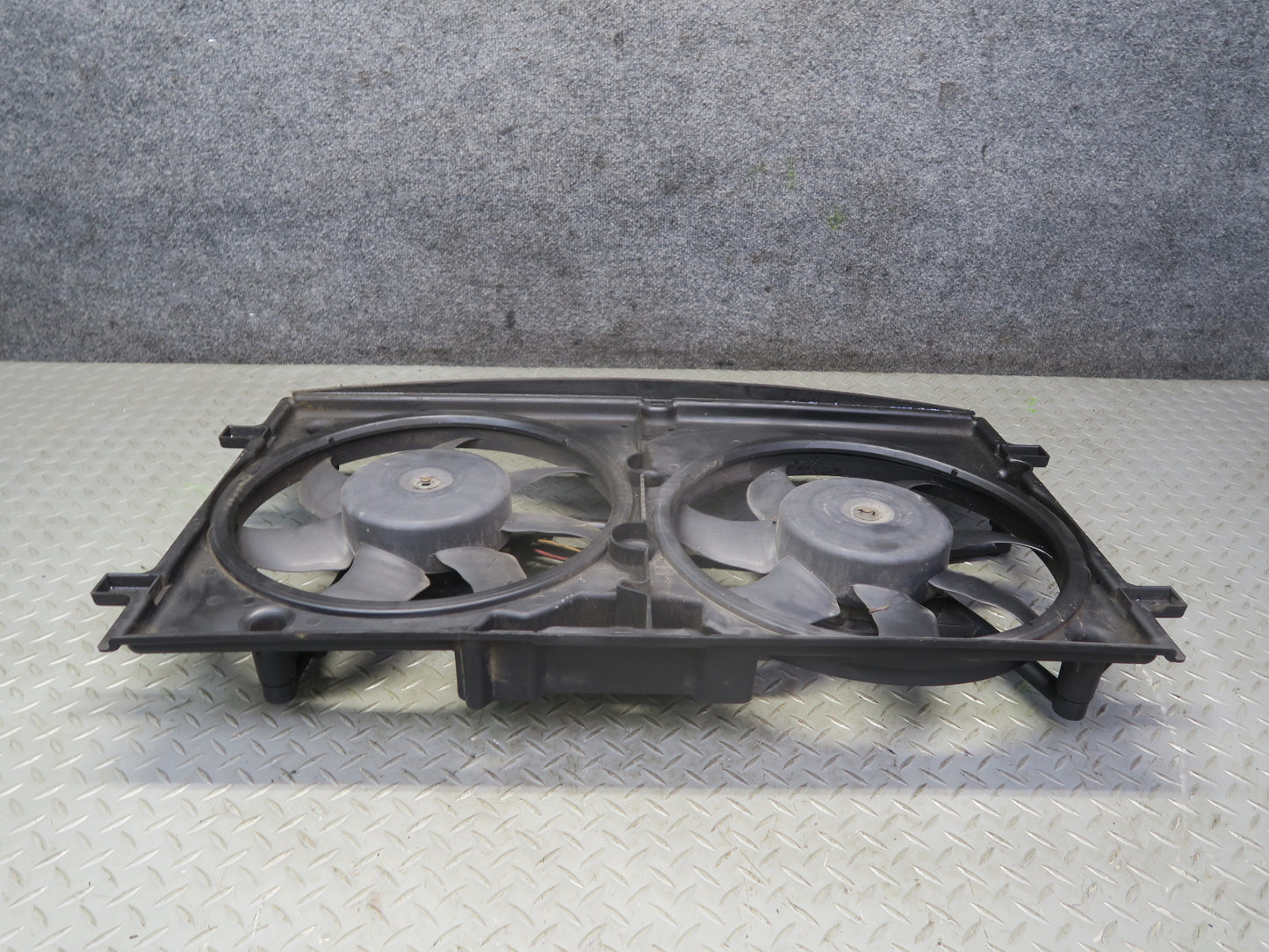 99-03 VW Eurovan T4 2.8L Engine Radiator Cooling Fan Motor Shroud 7D0121207 OEM