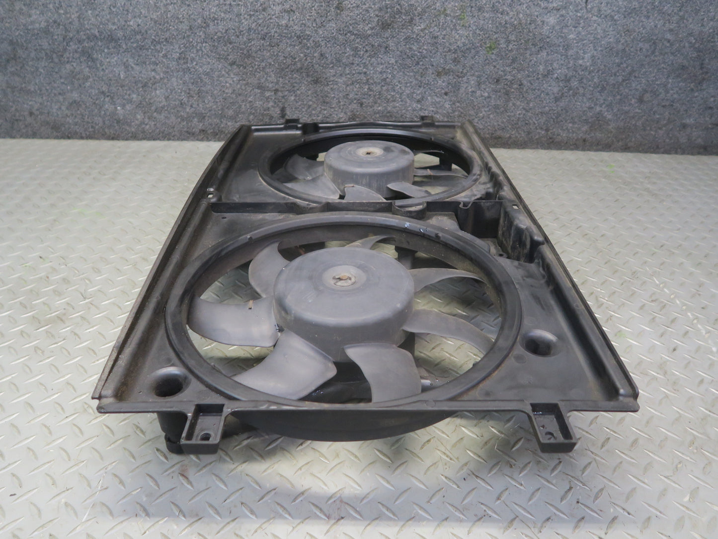 99-03 VW Eurovan T4 2.8L Engine Radiator Cooling Fan Motor Shroud 7D0121207 OEM