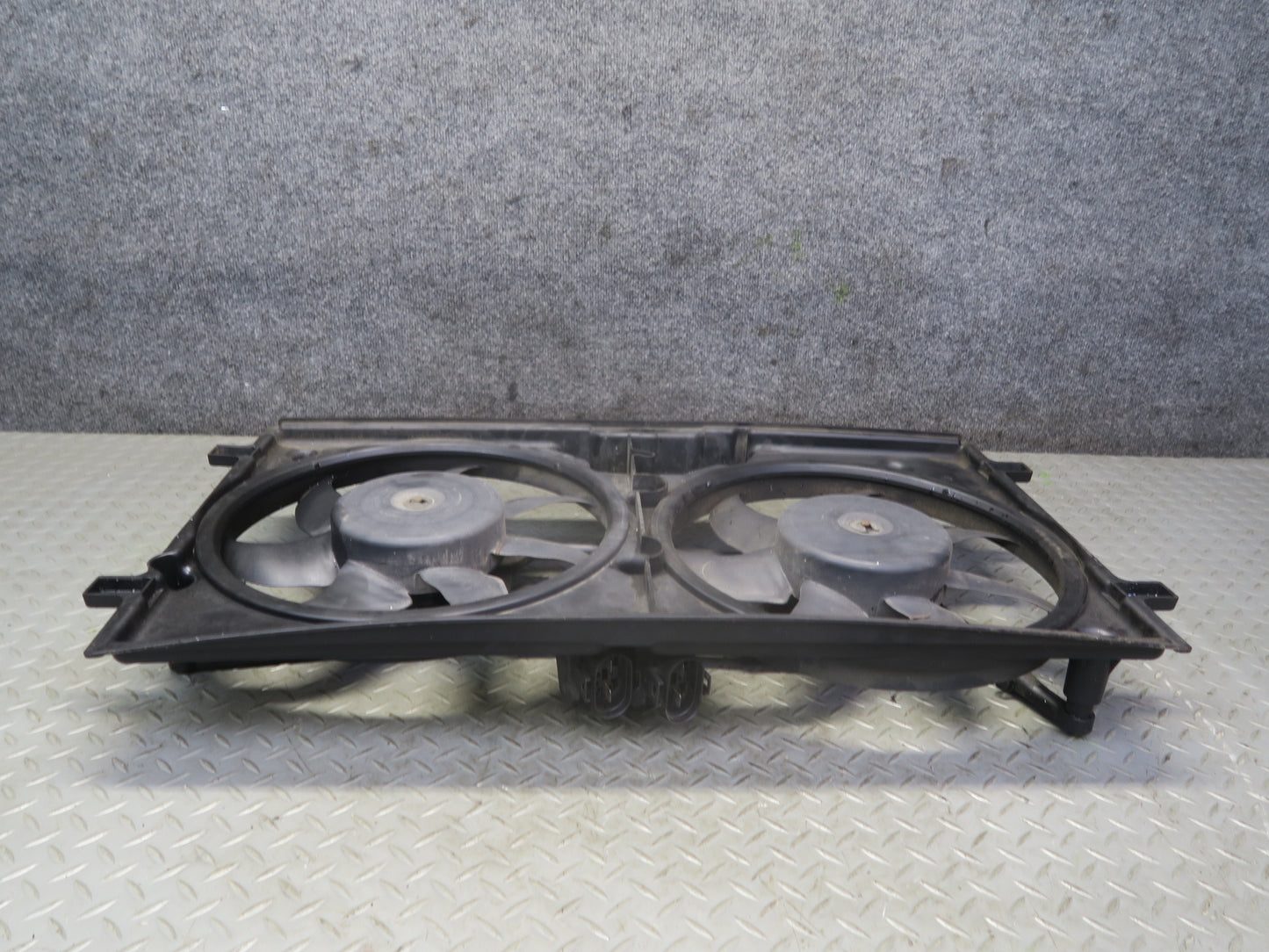 99-03 VW Eurovan T4 2.8L Engine Radiator Cooling Fan Motor Shroud 7D0121207 OEM