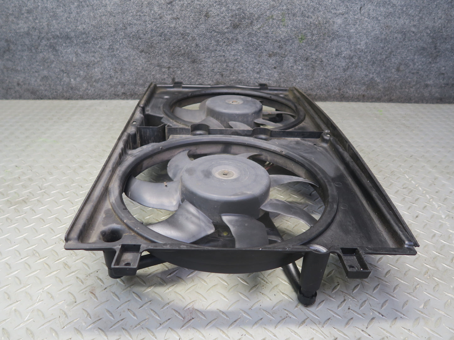 99-03 VW Eurovan T4 2.8L Engine Radiator Cooling Fan Motor Shroud 7D0121207 OEM