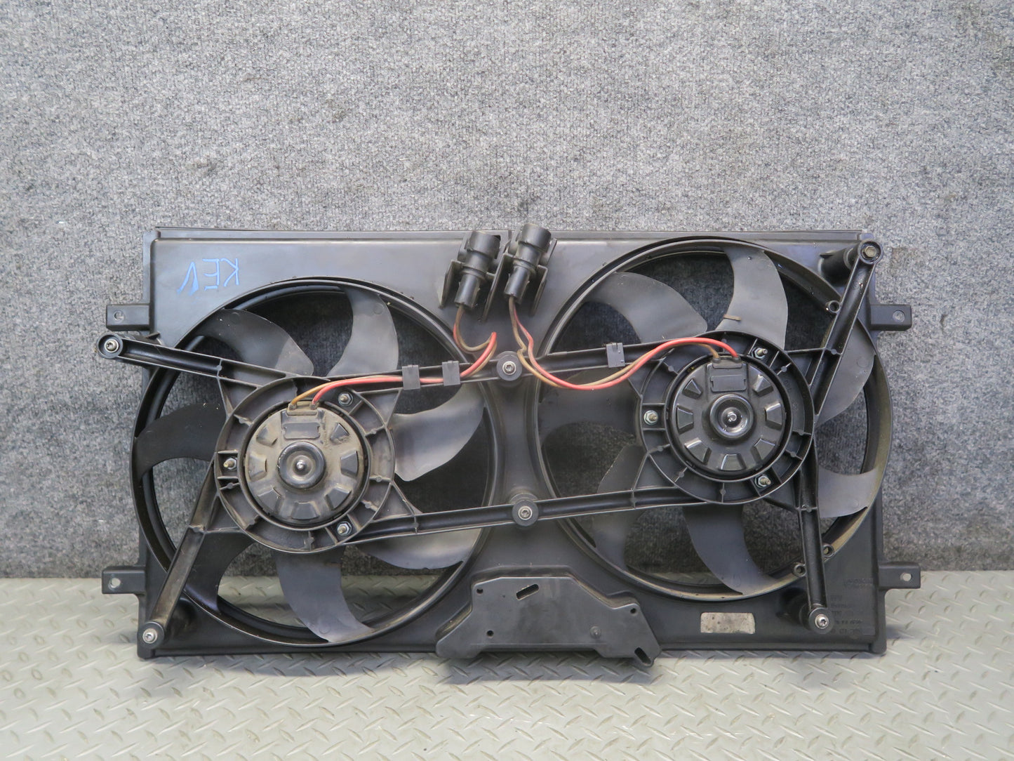 99-03 VW Eurovan T4 2.8L Engine Radiator Cooling Fan Motor Shroud 7D0121207 OEM