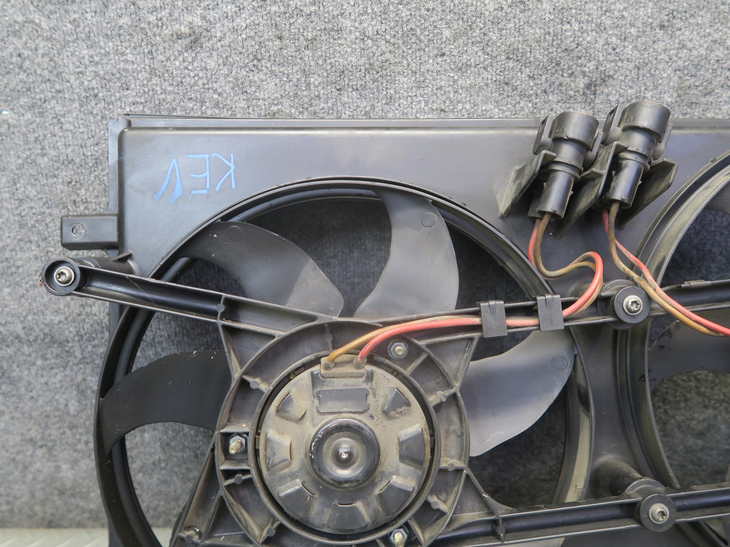 99-03 VW Eurovan T4 2.8L Engine Radiator Cooling Fan Motor Shroud 7D0121207 OEM