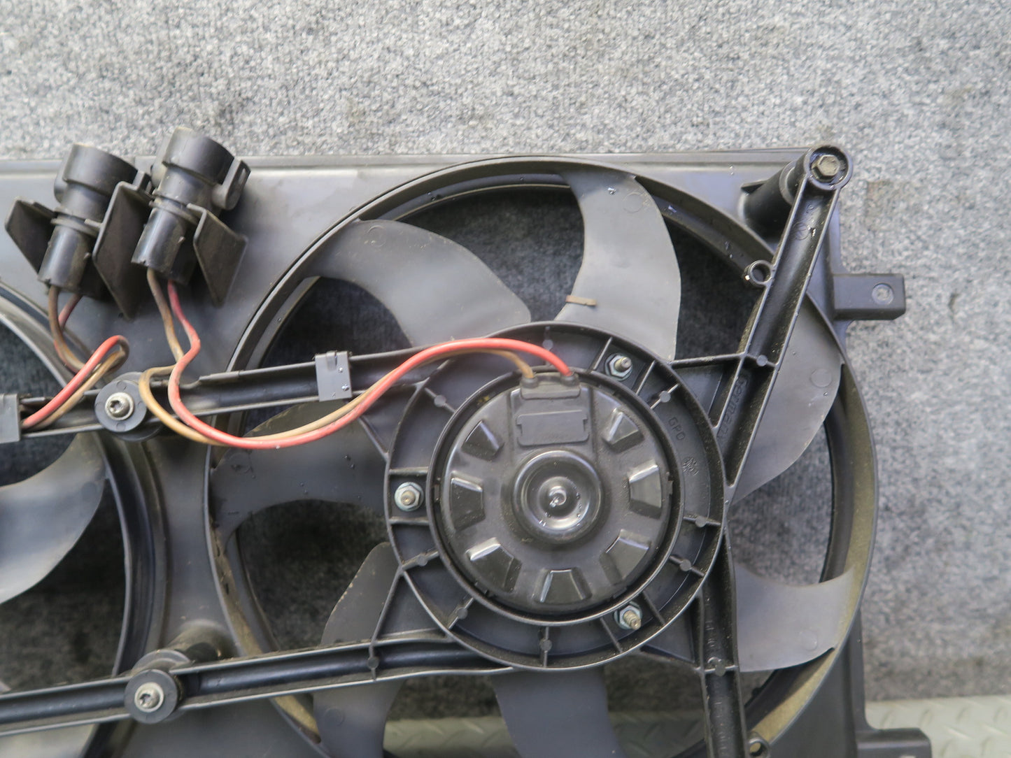 99-03 VW Eurovan T4 2.8L Engine Radiator Cooling Fan Motor Shroud 7D0121207 OEM