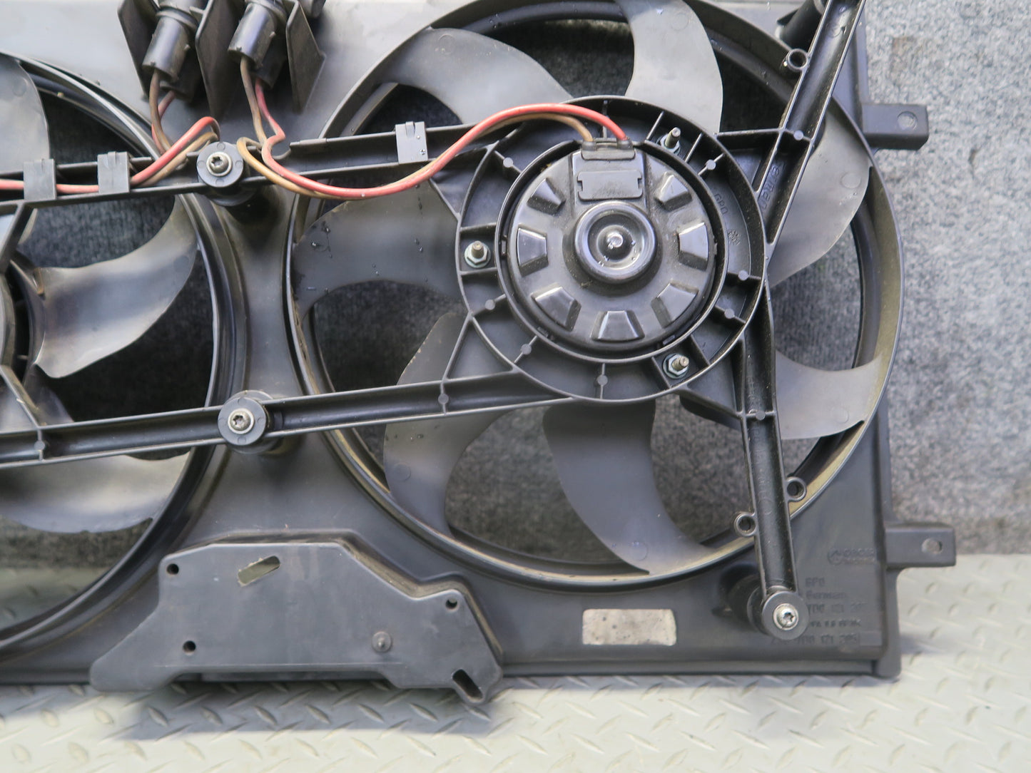 99-03 VW Eurovan T4 2.8L Engine Radiator Cooling Fan Motor Shroud 7D0121207 OEM