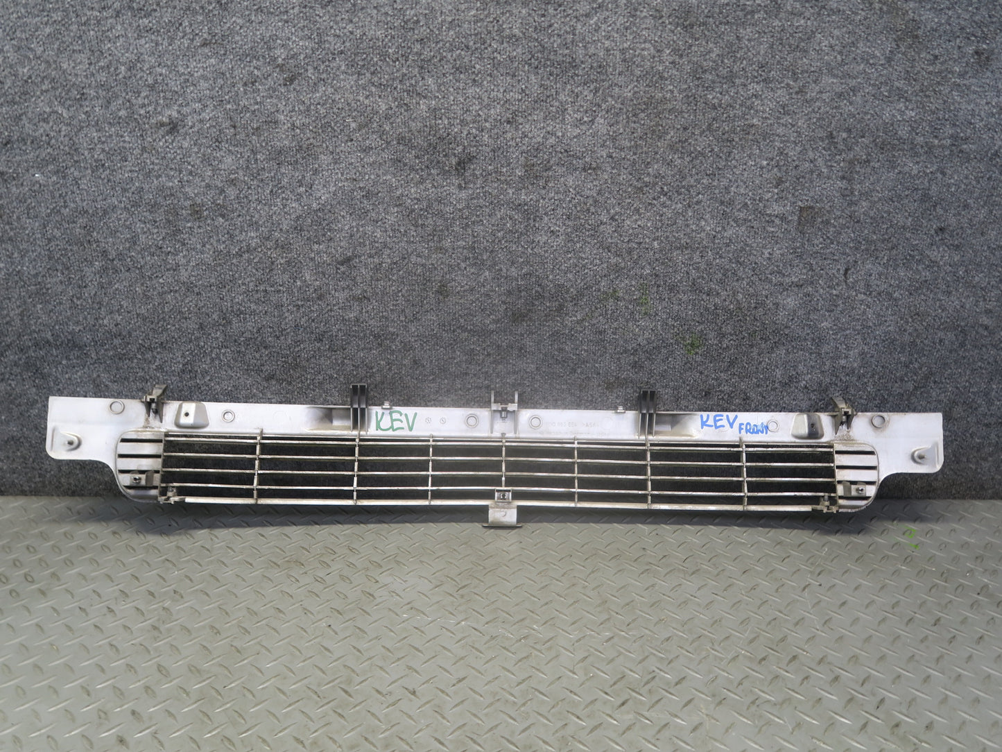 99-03 VW Eurovan T4 Front Radiator Center Lower Grille Silver 7D0853654 OEM
