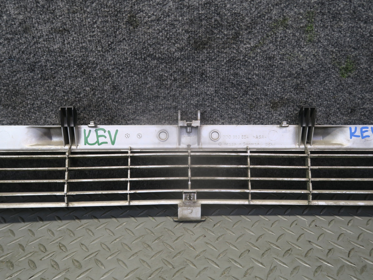 99-03 VW Eurovan T4 Front Radiator Center Lower Grille Silver 7D0853654 OEM