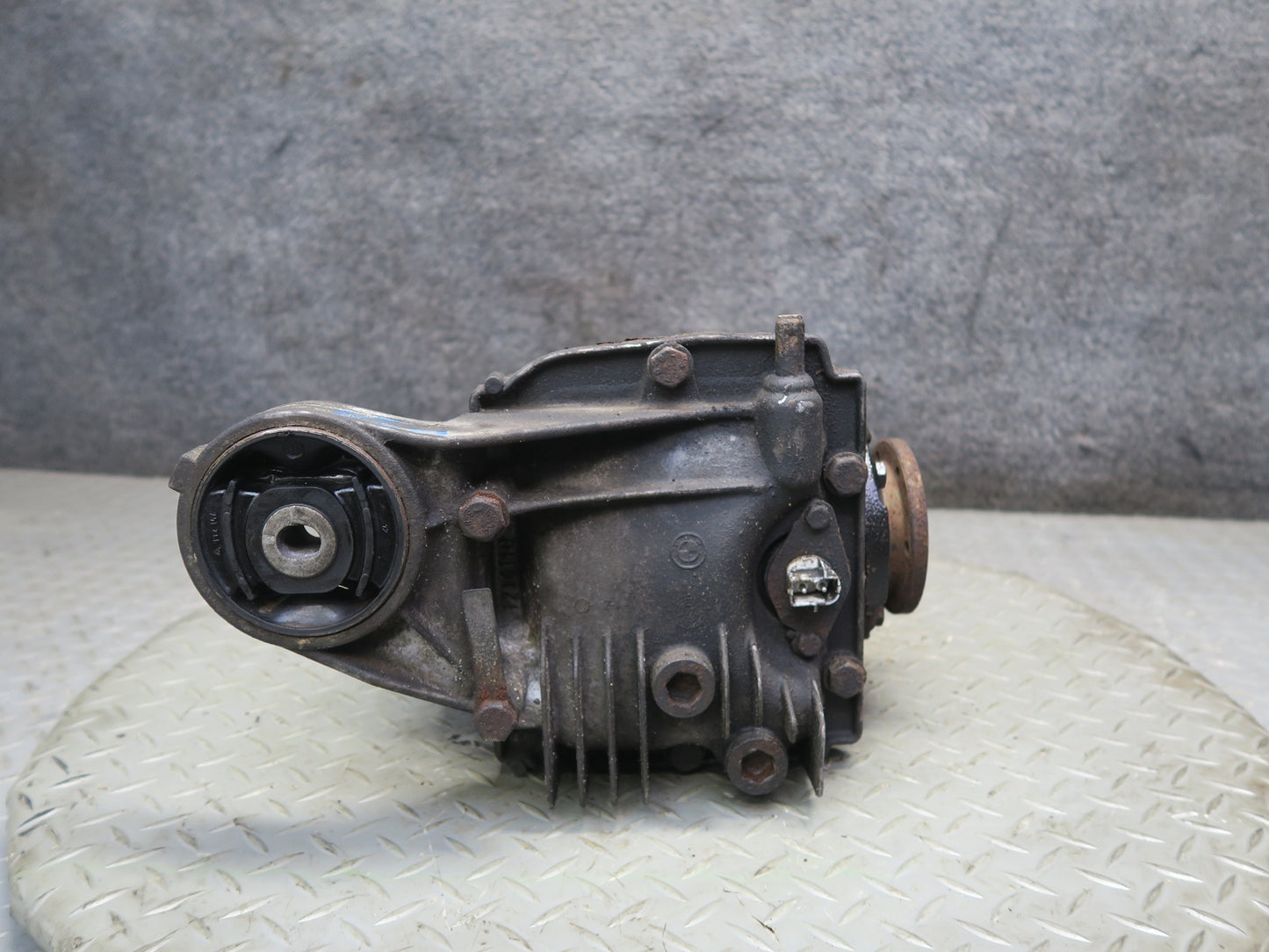 96-99 BMW E36/7 Z3 1.9L M44 M/T Rear Differential Carrier 3:45 Ratio OEM