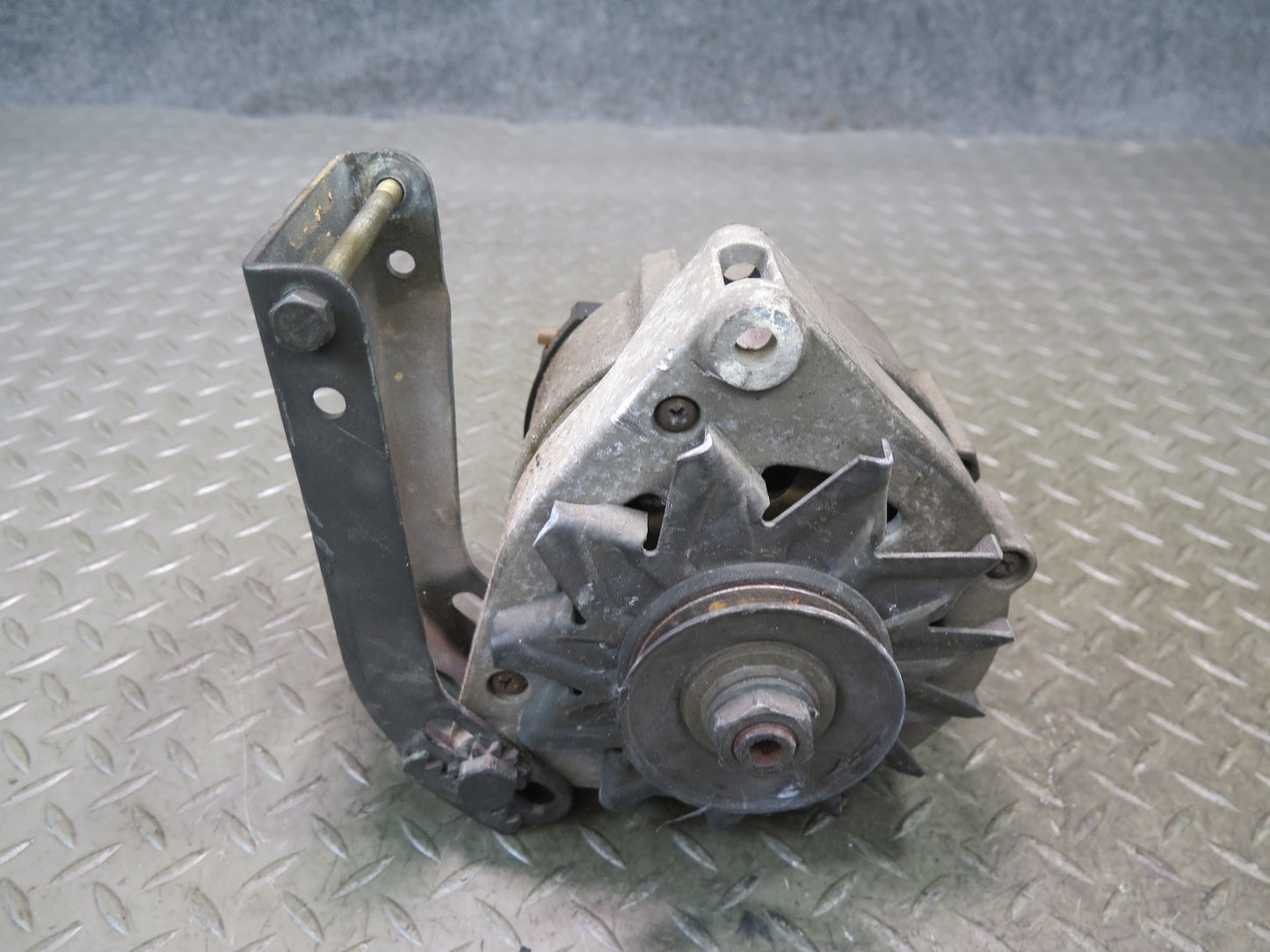 86-91 Mercedes W126 560SEL 560SEC M117 Engine Alternator Generator OEM