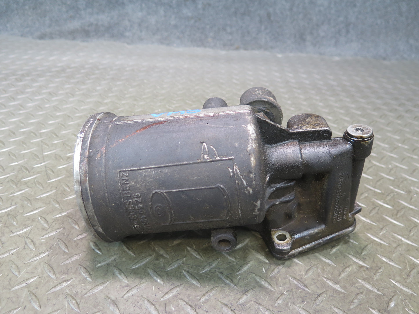 86-91 Mercedes W126 C126 M117 Engine Oil Filter Housing 0011846525 OEM