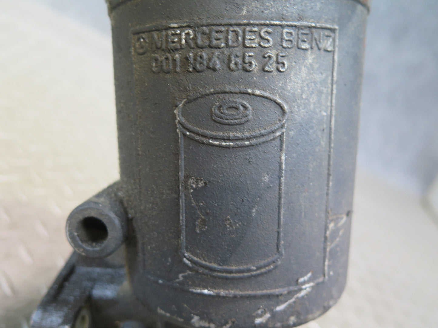 86-91 Mercedes W126 C126 M117 Engine Oil Filter Housing 0011846525 OEM