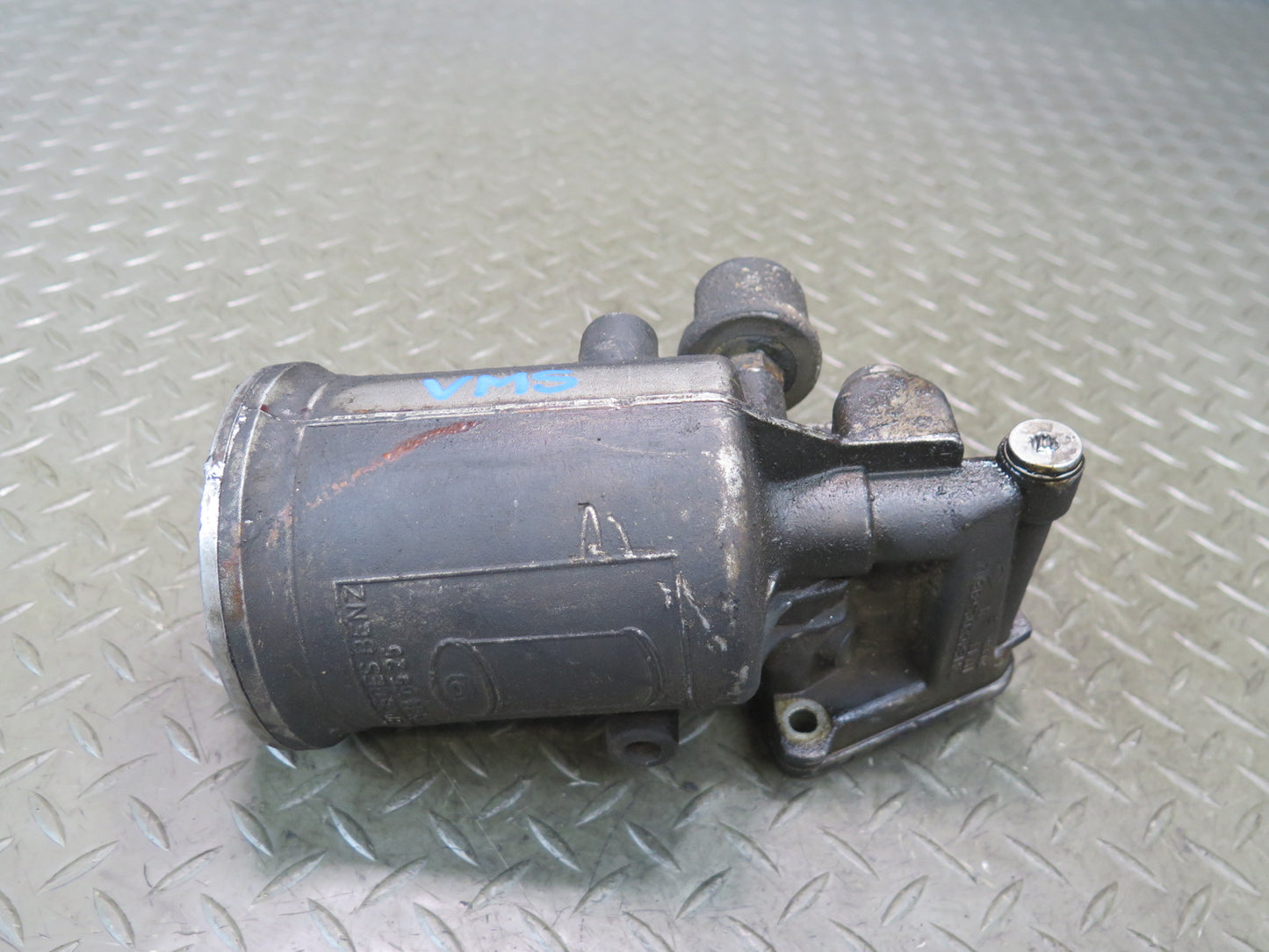 86-91 Mercedes W126 C126 M117 Engine Oil Filter Housing 0011846525 OEM
