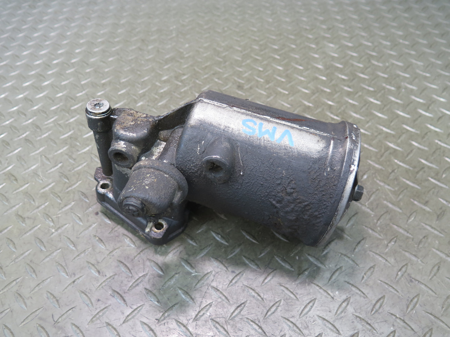 86-91 Mercedes W126 C126 M117 Engine Oil Filter Housing 0011846525 OEM
