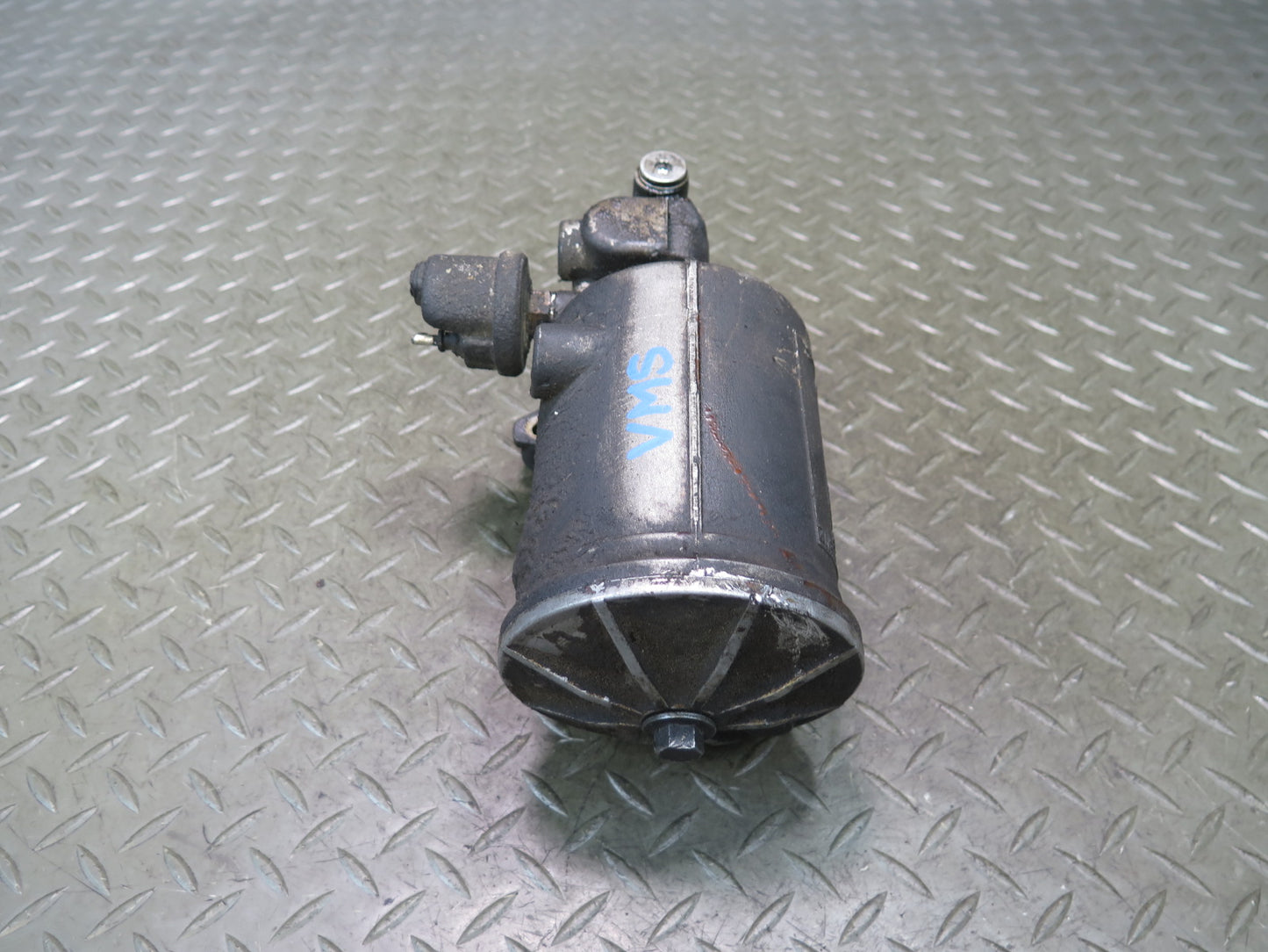 86-91 Mercedes W126 C126 M117 Engine Oil Filter Housing 0011846525 OEM
