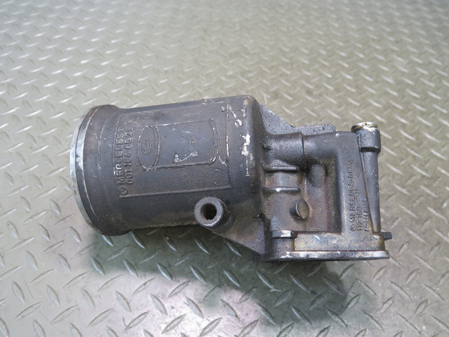 86-91 Mercedes W126 C126 M117 Engine Oil Filter Housing 0011846525 OEM