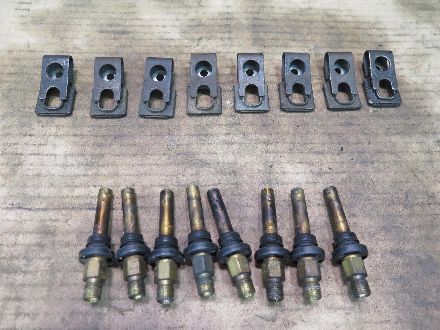 86-91 Mercedes W126 560SEL Set of 8 Engine Fuel Injector w Mounting OEM