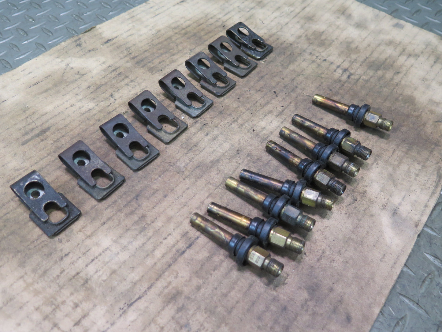 86-91 Mercedes W126 560SEL Set of 8 Engine Fuel Injector w Mounting OEM