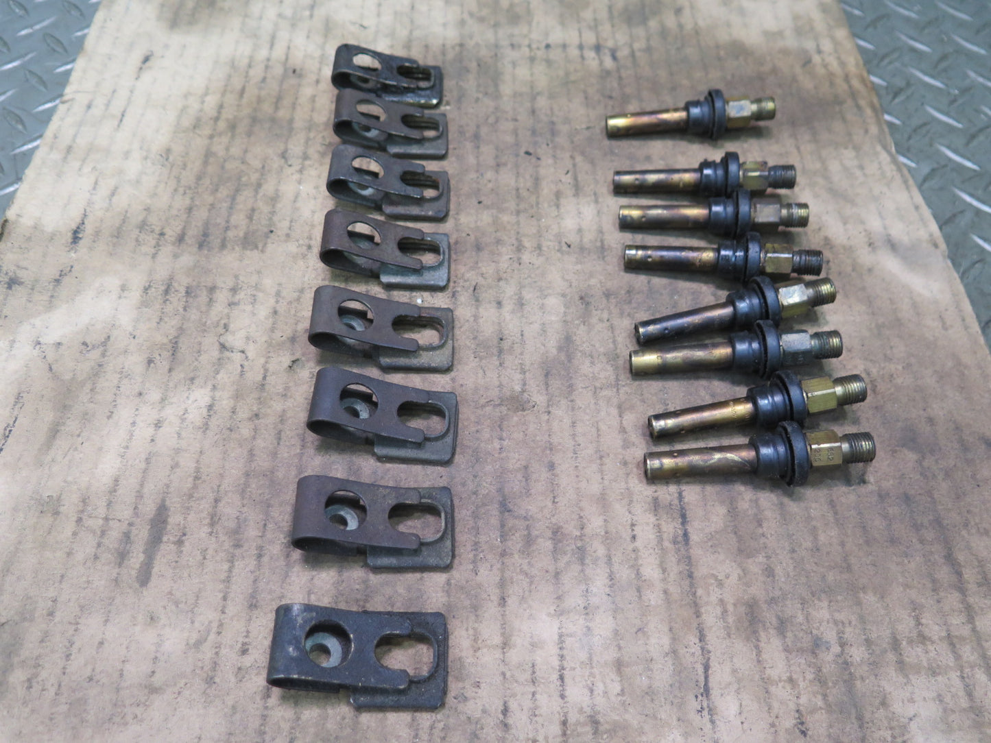 86-91 Mercedes W126 560SEL Set of 8 Engine Fuel Injector w Mounting OEM