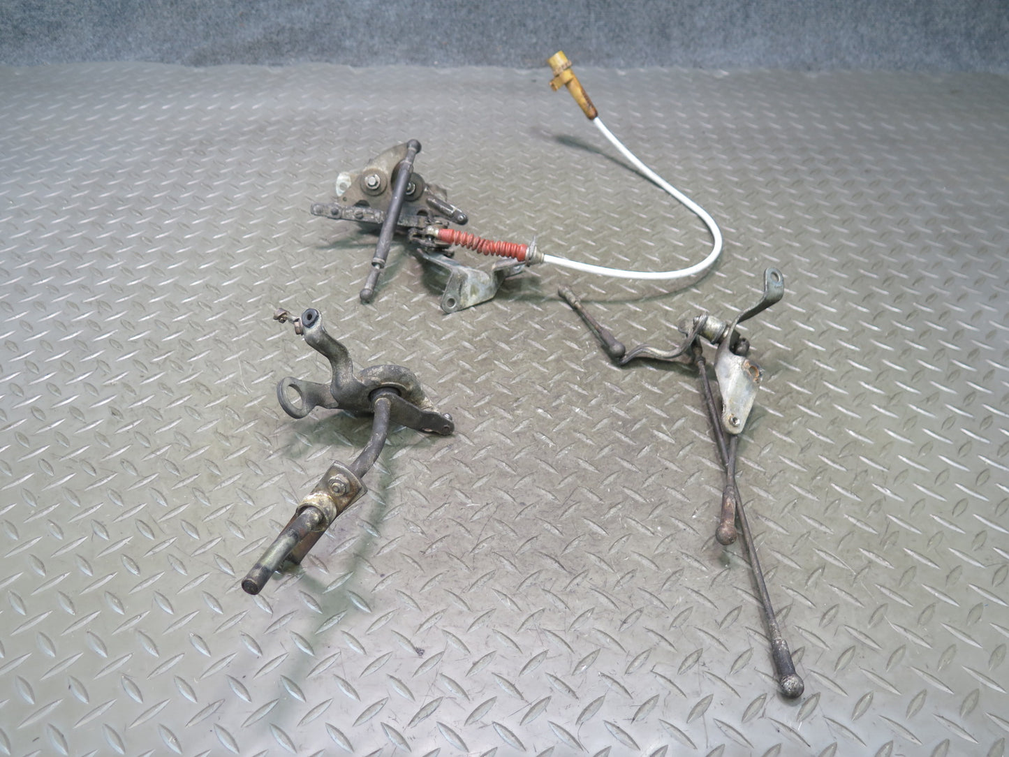 86-91 Mercedes W126 560SEL Gas Accelerator Linkage Bracket Support Set OEM