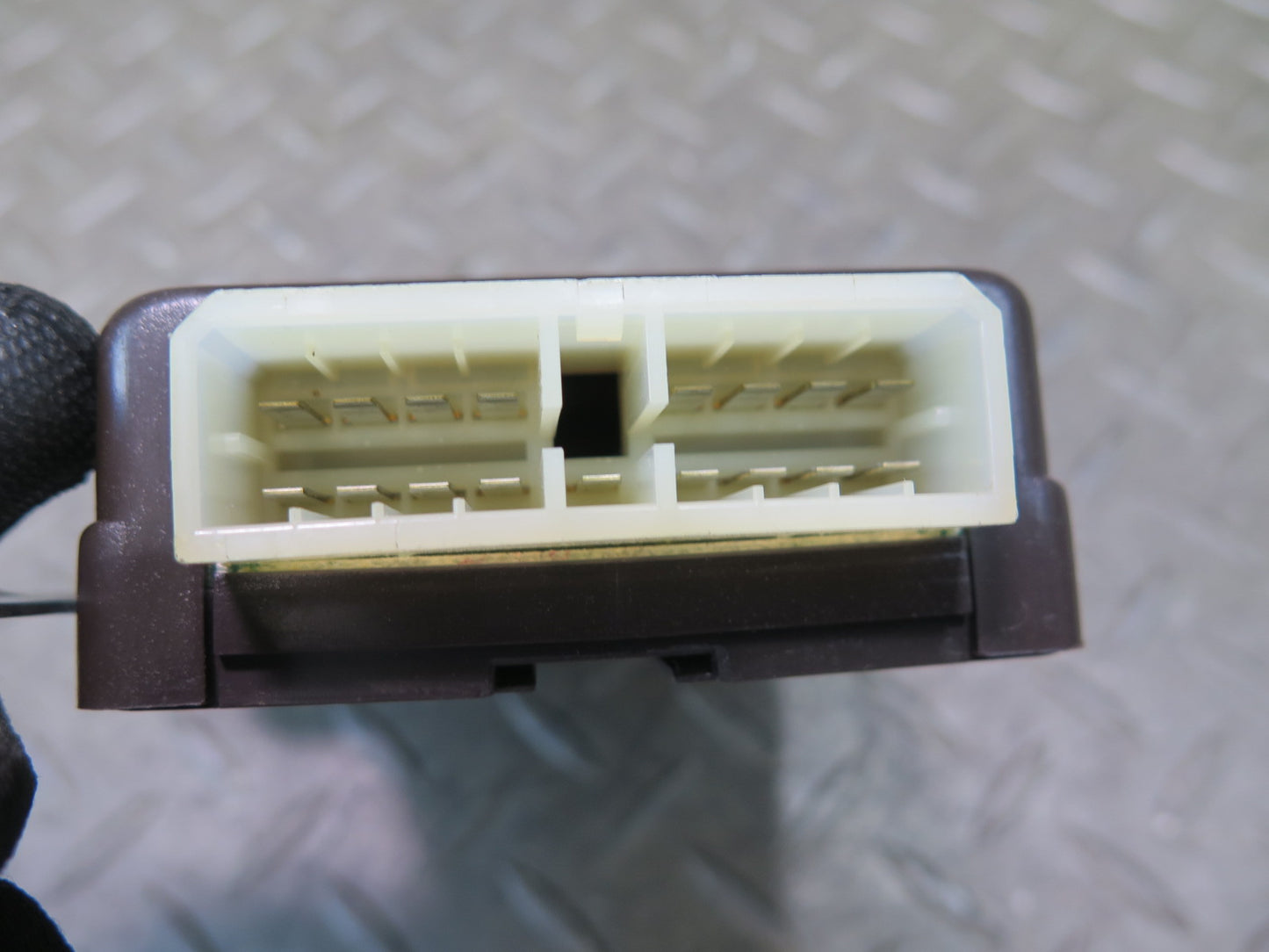 84-86 Toyota Cressida MX73 Seat Belt Warning Control Module 85990-22040 OEM