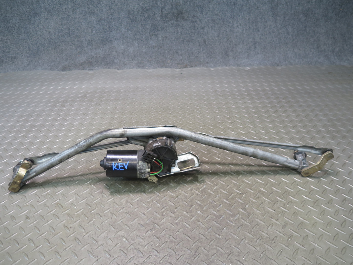 99-03 Volkswagen VW Eurovan T4 Windshield Wiper Transmission Linkage w Motor OEM