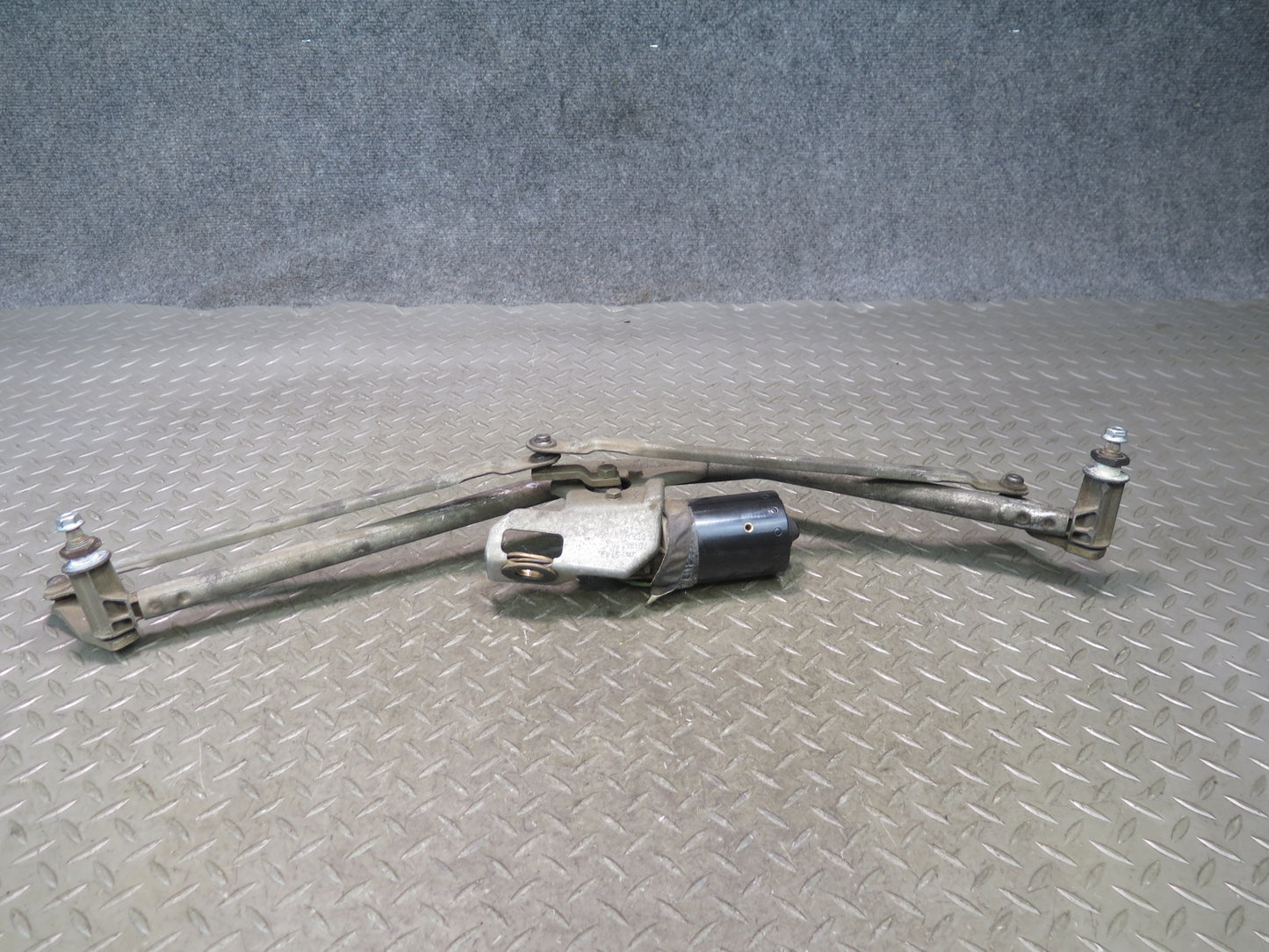 99-03 Volkswagen VW Eurovan T4 Windshield Wiper Transmission Linkage w Motor OEM
