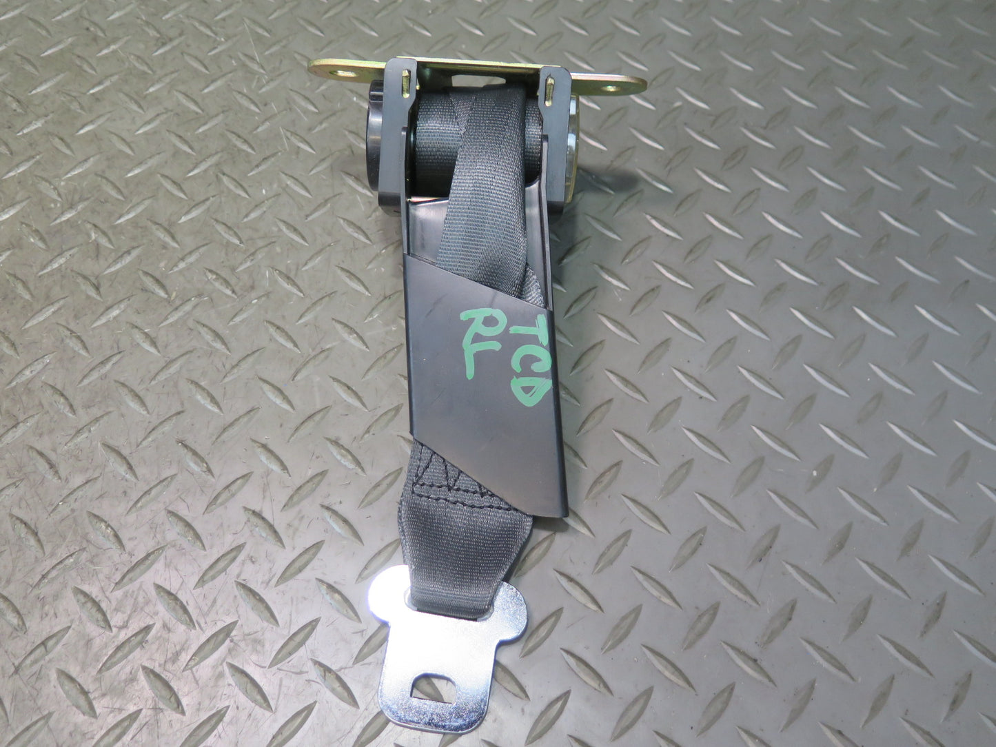 84-86 TOYOTA CRESSIDA MX73 REAR SEATBELT RETRACTORS & SEATBELT BUCKLE SET OEM