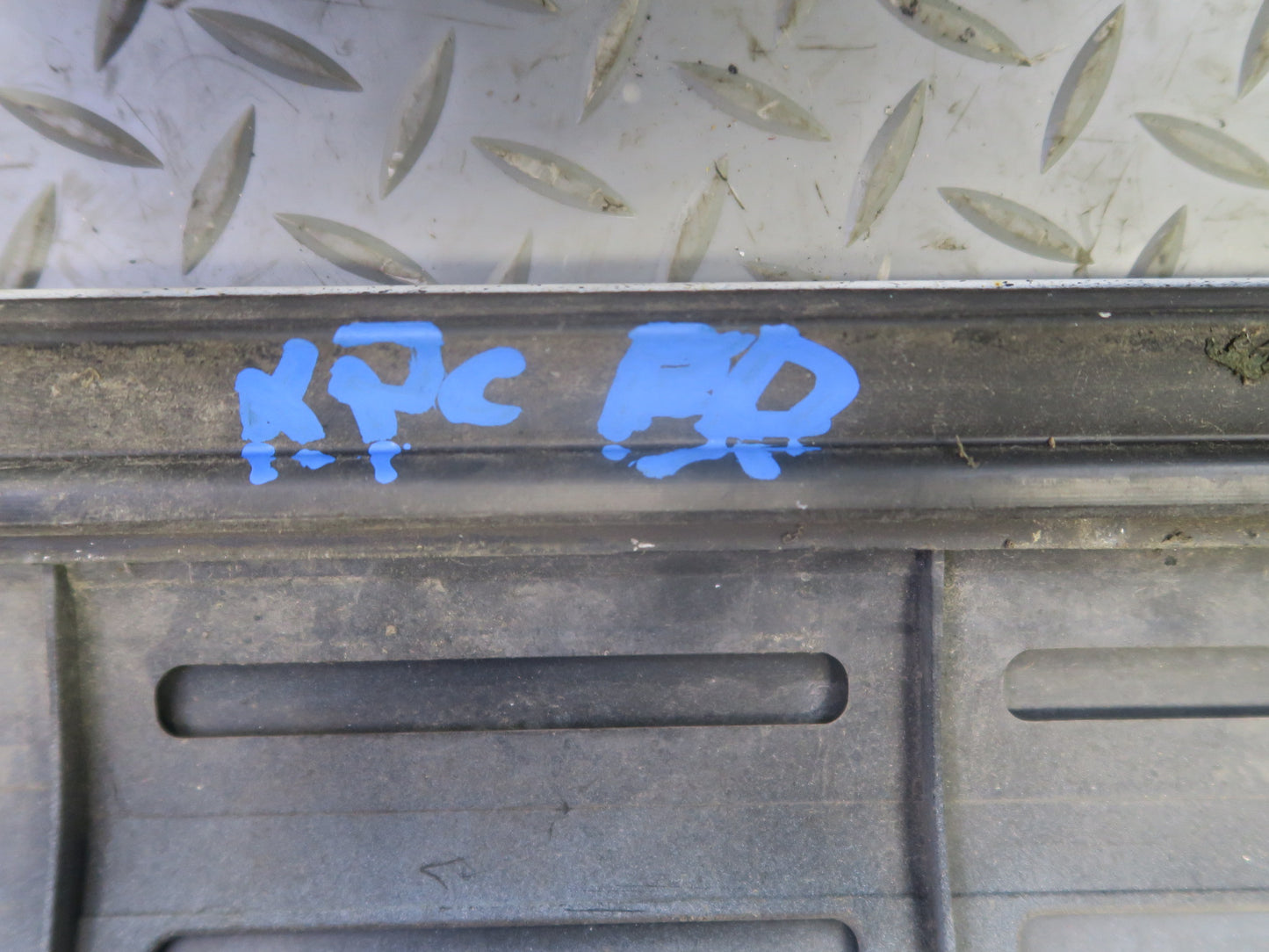 2008-2010 Porsche Cayenne 957 Front Right Door Lower Trim Molding 7L5839788