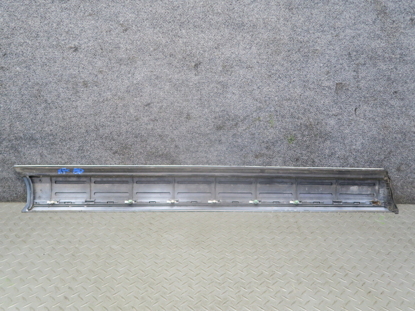 2008-2010 Porsche Cayenne 957 Front Right Door Lower Trim Molding 7L5839788