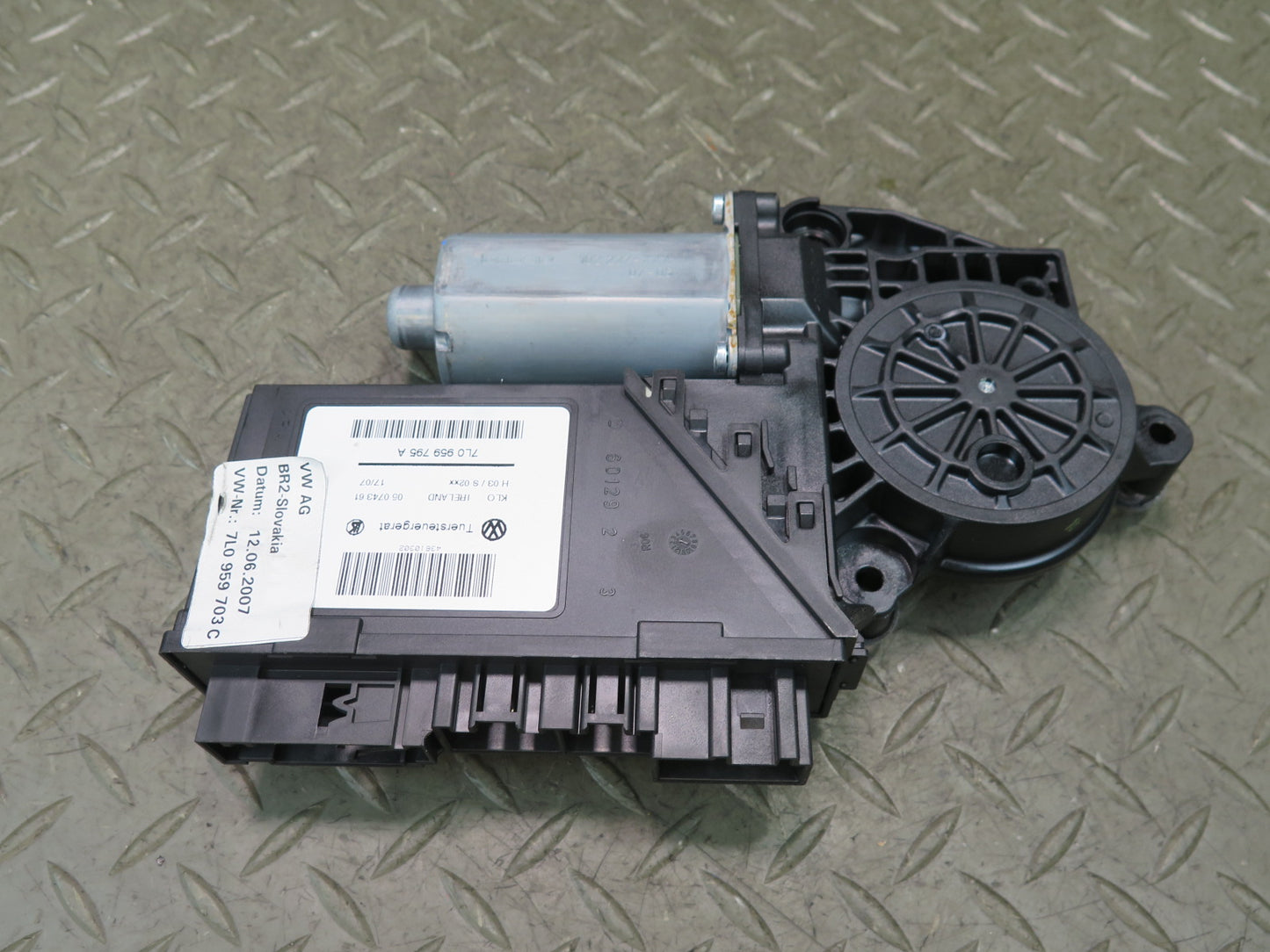 2003-2010 Porsche Cayenne 957 Rear Left Door Window Motor 7L0959795A