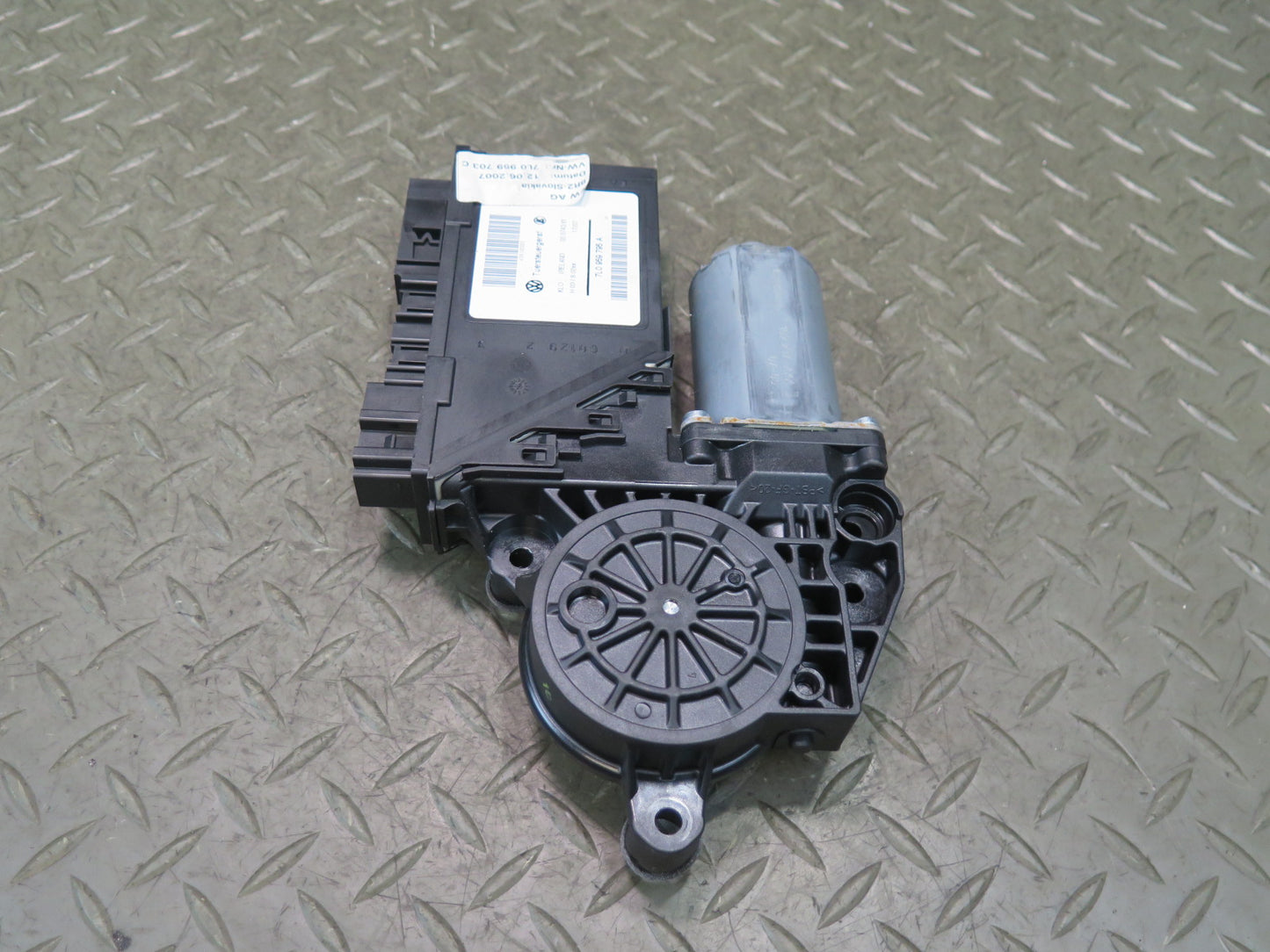 2003-2010 Porsche Cayenne 957 Rear Left Door Window Motor 7L0959795A