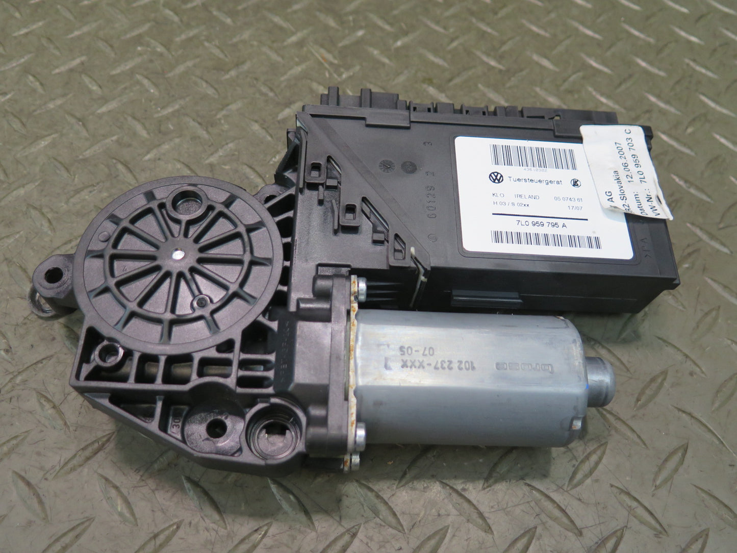 2003-2010 Porsche Cayenne 957 Rear Left Door Window Motor 7L0959795A