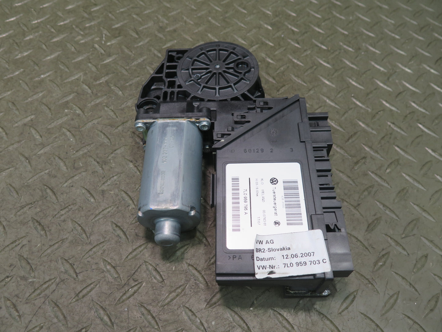 2003-2010 Porsche Cayenne 957 Rear Left Door Window Motor 7L0959795A