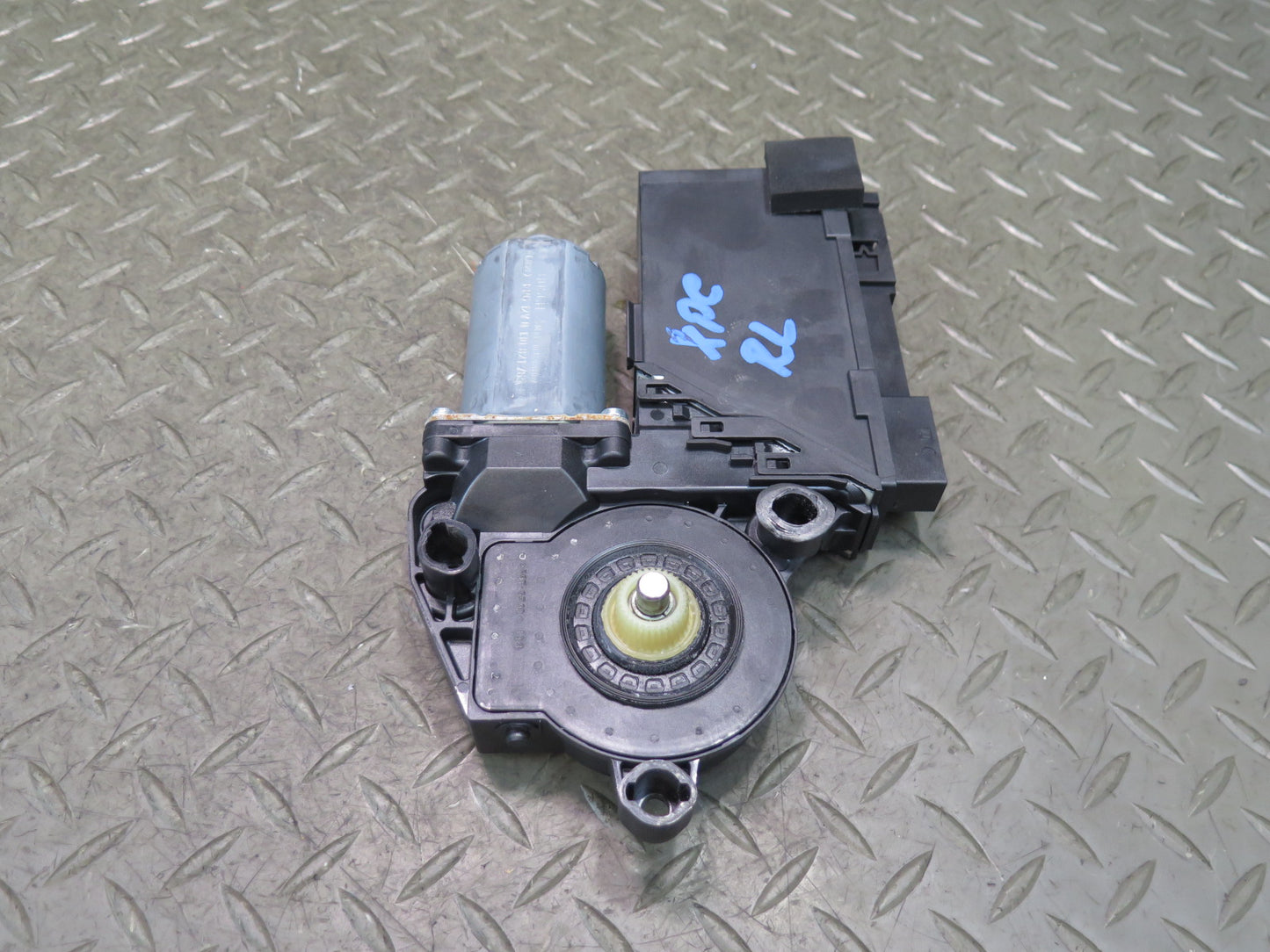 2003-2010 Porsche Cayenne 957 Rear Left Door Window Motor 7L0959795A