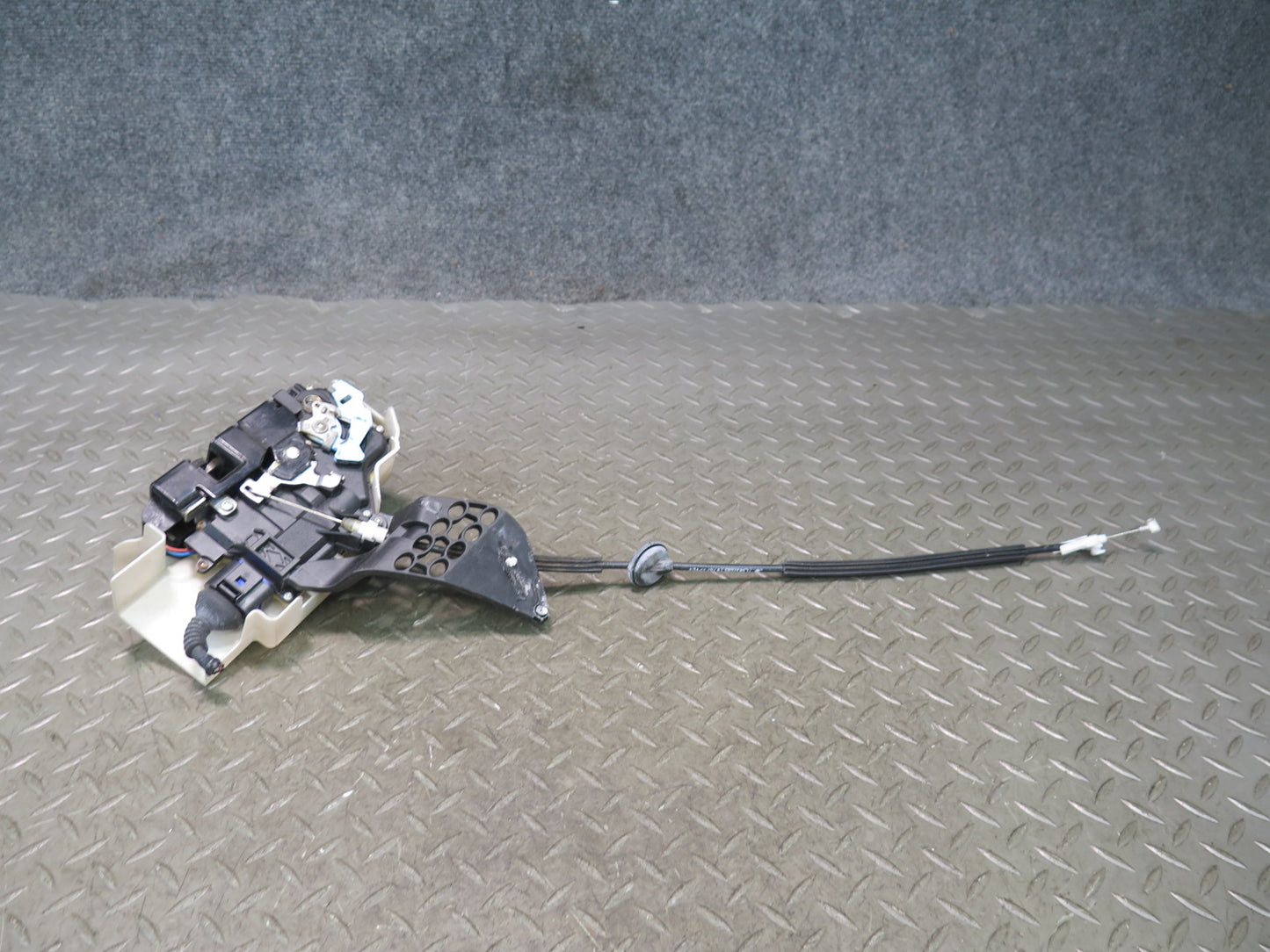 2003-2010 Porsche Cayenne 957 Front Left Door Lock Latch Actuator