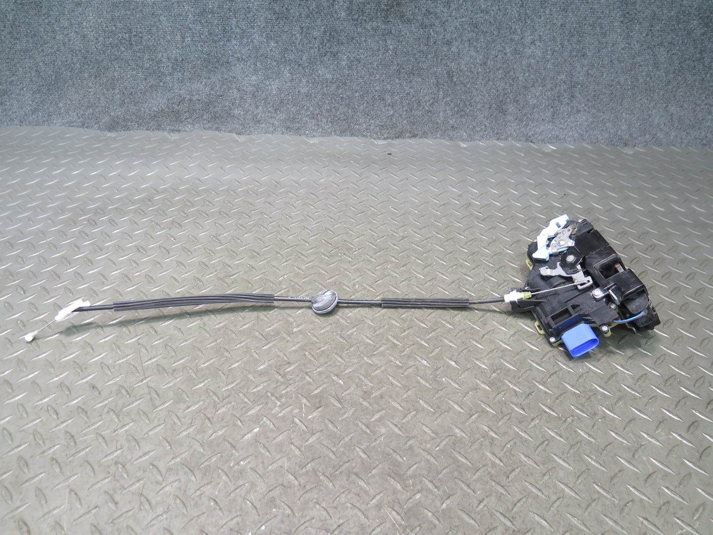 2003-2010 Porsche Cayenne 957 Front Right Door Lock Latch Actuator